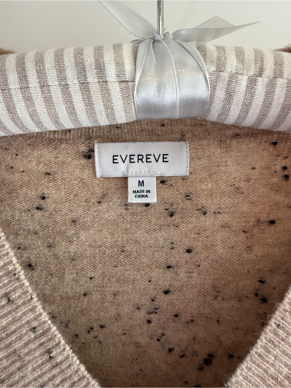 Evereve Speckled Beige V-Neck Sweater, Size Medium - Picture 3 of 6